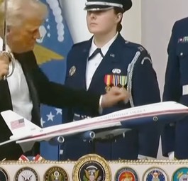 Trump erhält Torte mit Air Force One - in seinem Design