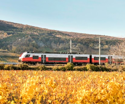 Zug der ÖBB: Der öffentliche Personennahverkehr ist die beliebteste Option zur Anreise zum Flughafen Wien.