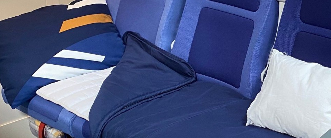 Lufthansas «Sleeper’s Row»: Kissen, Decke und Auflage aus der Business Class.