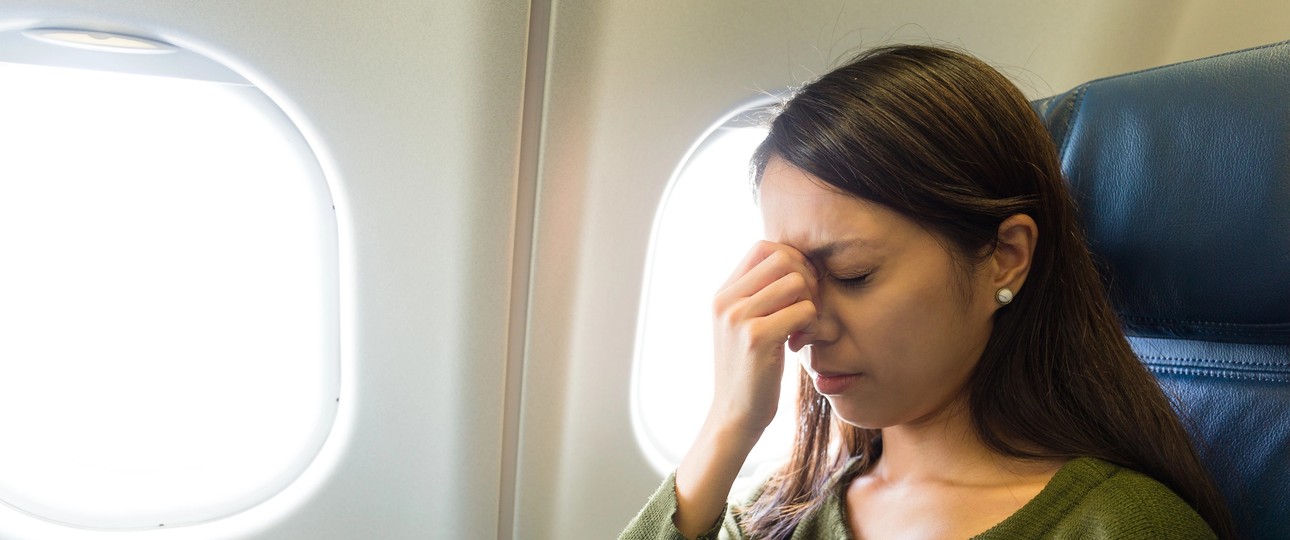 Anspannung und Angst im Flugzeug plagen regelmäßig Reisende: Helfen kleine psychologische Tricks?