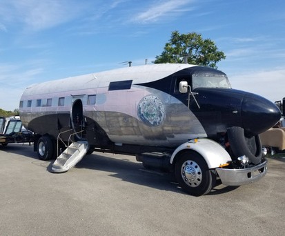 Marke Eigenbau: Das Wohnmobil wurde aus einer alten DC-3 gebaut.