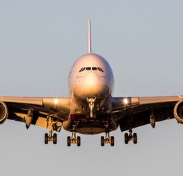 Viele Airlines nutzen die Nummer aber für Interkontinental-Flüge. Emirates-Flug EK1 etwa landet aus Dubai kommend in London-Heathrow...