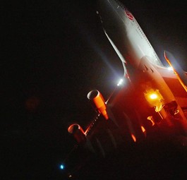 Boeing 747 von Virgin Orbit: Trägerrakete am Flügel.