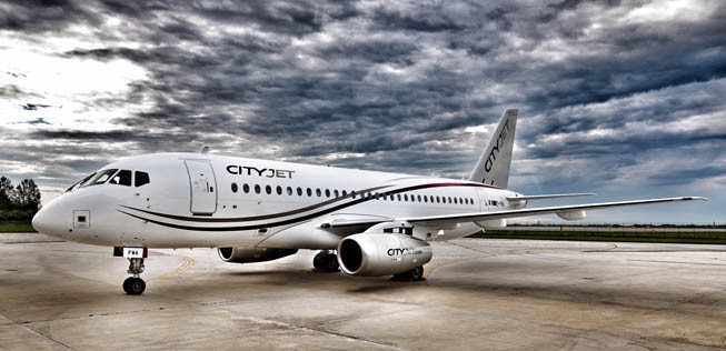 Kennzeichen EI-FWA: Noch kann der Superjet nicht nach London City.