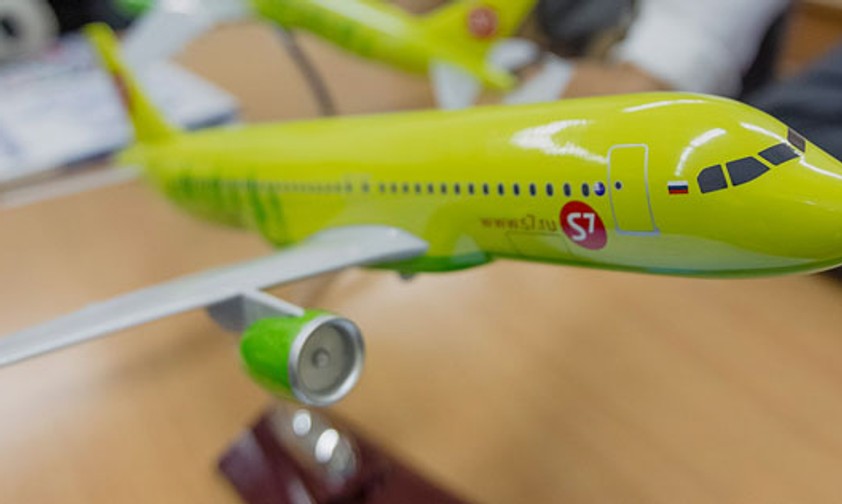 Flugzeugmodell von S7 Airlines: Neu gehören auch Raketen-Plattformen zum Konzern.
