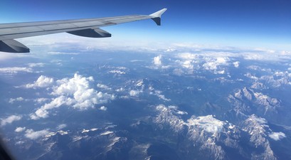 flug flugzeug fenster berge ueberflug 01