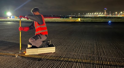 Ein Techniker beim Austausch eines Feuers.