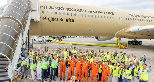 Crew des Testflugzeugs: Sie sorgt dafür, dass der Airbus A350-1000 ULR auf Herz und Nieren geprüft wird. 