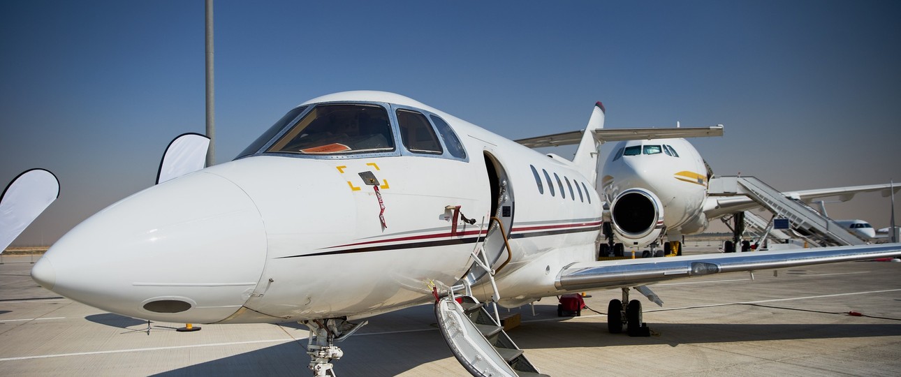 Businessjet an einem Flughafen: Die Preise für Privatjetflüge aus Saudi-Arabien steigen.