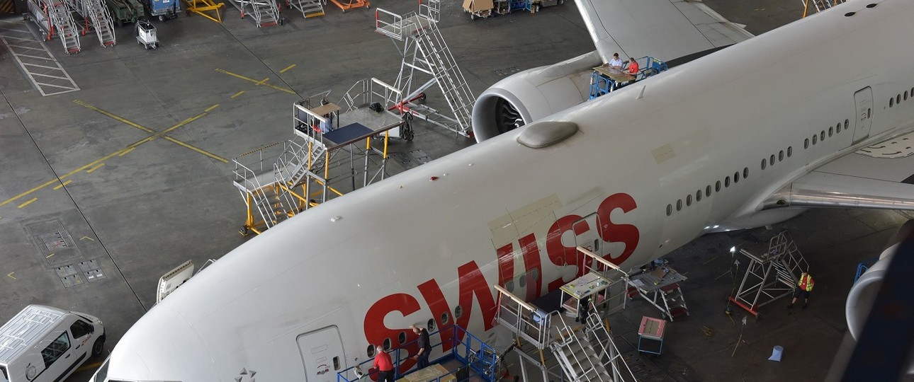 Beklebung der Boeing 777-300 ER von Swiss mit der Aero-Shark-Folie: Insgesamt ...