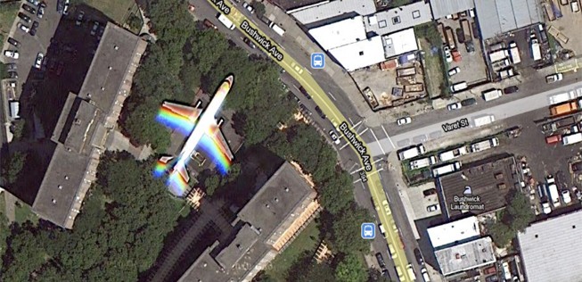 Mit der Theorie lässt sich auch diese Sichtung erklären: Ein Flugzeug im Vorgarten in Brooklyn.