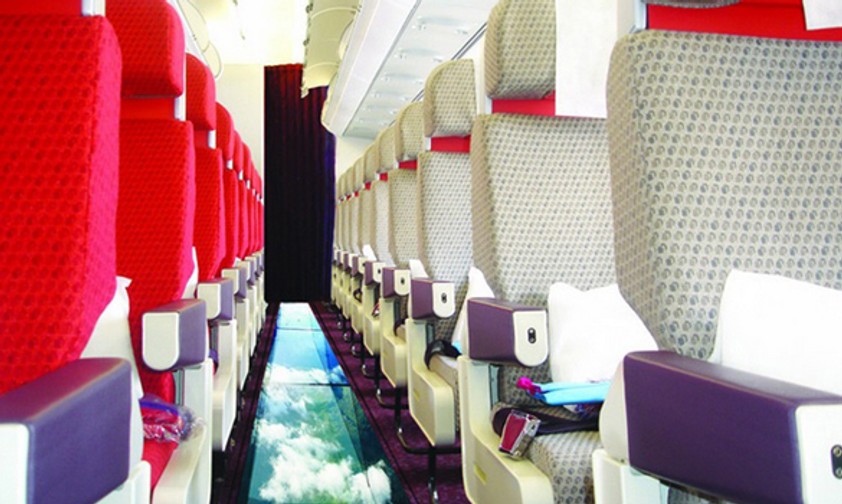 Richard Branson höchstpersönlich ließ es sich im letzten Jahr nicht nehmen, Virgins revolutionäre Neuerung zu verkünden: Als erste Fluglinie weltweit fliege Virgin nun mit einem A320 mit Glasboden.