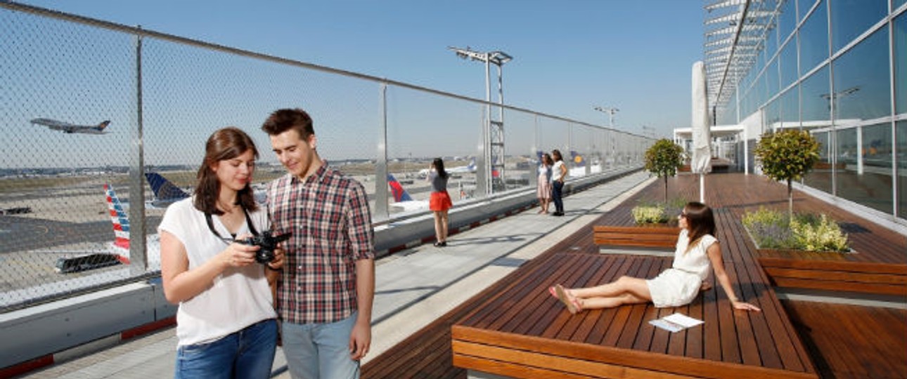 «Was ist das da für ein Fleck auf dem Bild, Finn» - «Der Maschendrahtzaun, Anna»: Spotter freut die neue Frankfurter Terrasse nicht.