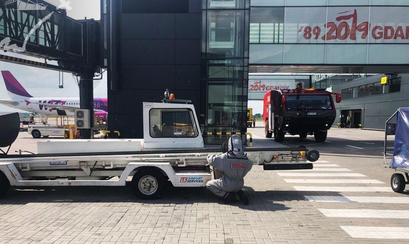 Ein Imker arbeitet am befallenen Schleppfahrzeug.