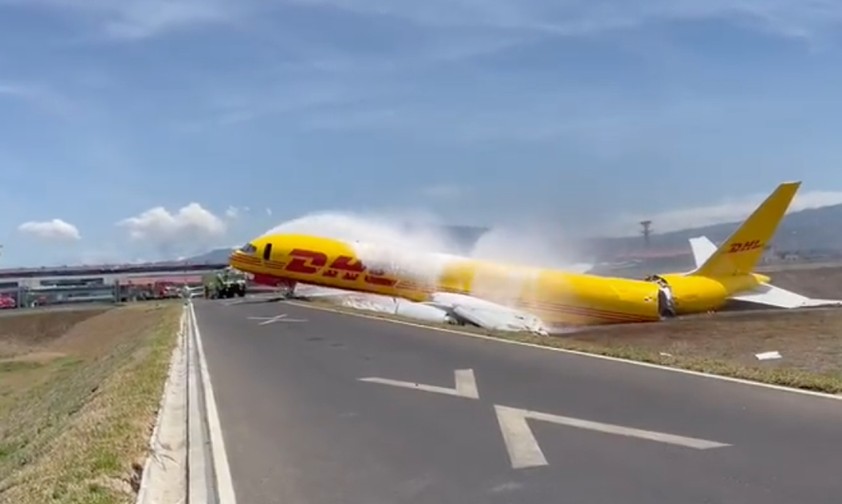 Boeing 757 von DHL bricht nach Landung in zwei Teile