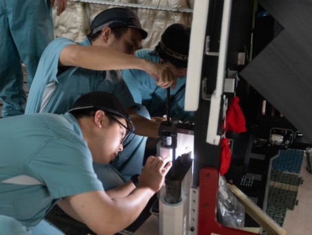 Mitarbeiter von Haeco an der Arbeit: Der Airbus A330 von Swiss wird fast wie neu.