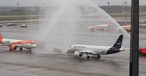 Die ersten beiden Flugzeuge kommen am BER an: Zwei Airbus A320 Neo von Easyjet und Lufthansa markierten den Betriebsbeginn des BER.