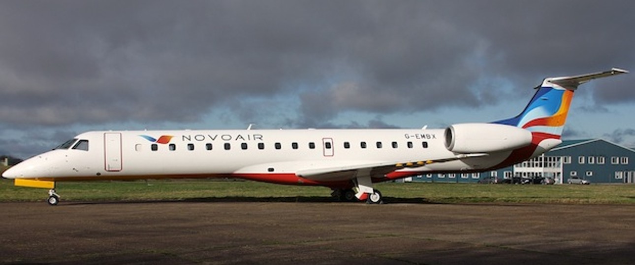 Der Embraer 145 wartet auf die Inspektion auf dem Londoner Flughafen Biggin Hill.