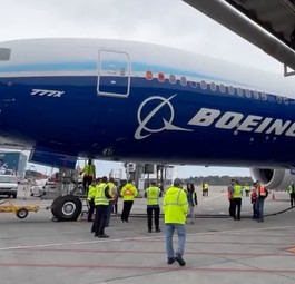 Die Boeing 777-9, die größere Variante der 777X am am Gate in Seattle/Tacoma: Passt.