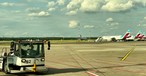 Fahrzeug von LEOS am Flughafen Düsseldorf: Könnte durch den Streik stillstehen.