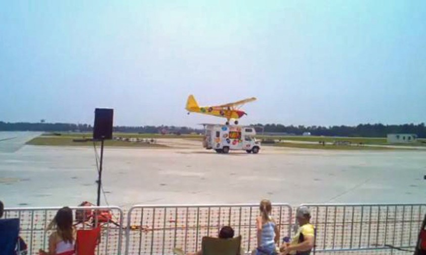 Landungs-Stunt an der Airshow: Die Landung auf dem Dach.