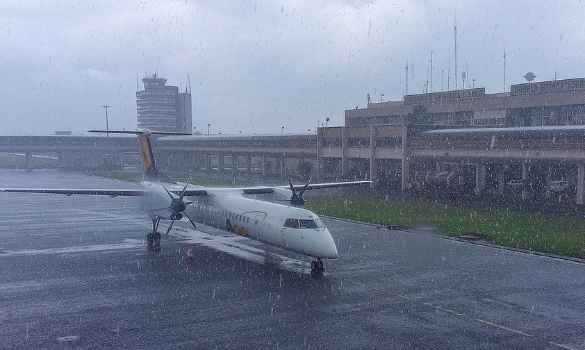 Flieger am Douala International Airport: Größter Flughafen von Kamerun.