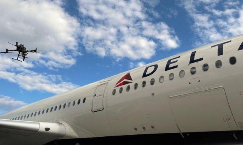 Flugzeug von Delta Air Lines und Drohne: Wartung soll schneller funktionieren.