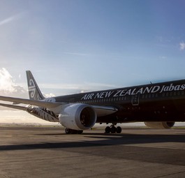 Ob der Jabaseat-Schriftzug auf der Boeing 787 von Air New Zealand aufgeklebt wurde, oder für dieses Foto am Computer entstanden ist, ist nicht ganz klar: Jab a seat bedeutet so viel wie sich einen Sitzplatz schnappen. «Jab» heißt aber auch «Impfung».