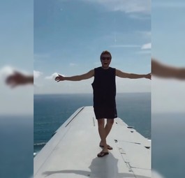 Ein Flugzeug am Abgrund