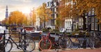 Fährräder in Amsterdam: In der Stadt darf keine Werbung mehr für Flugreisen gezeigt werden.
