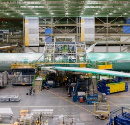 Zusammenbau der Rumpfteile der ersten Boeing 777-9 für Lufthansa im Februar 2019 bei Boeing: Geflogen ist das Modell immer noch nicht.
