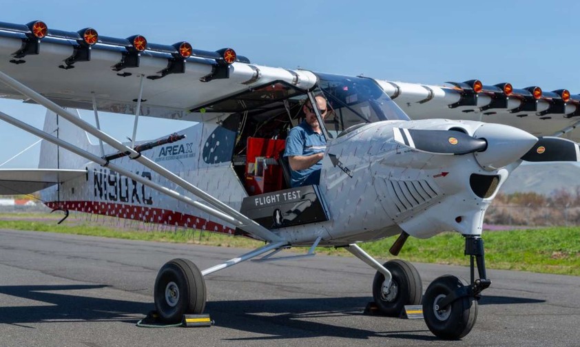 Ein Testflugzeug mit der Elas-Technologie: Die Ventilatoren und Lamellen sollen den auftreib verbessern.