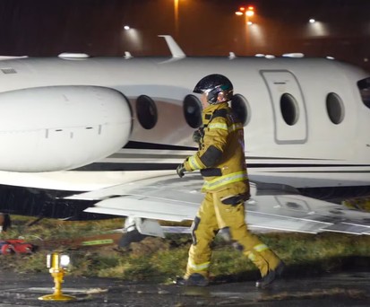Feuerwehrmannvor der Hawker 400.
