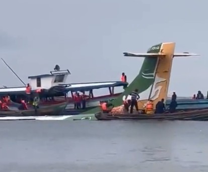 Wrack der Maschine: Die Rettungsarbeiten laufen.