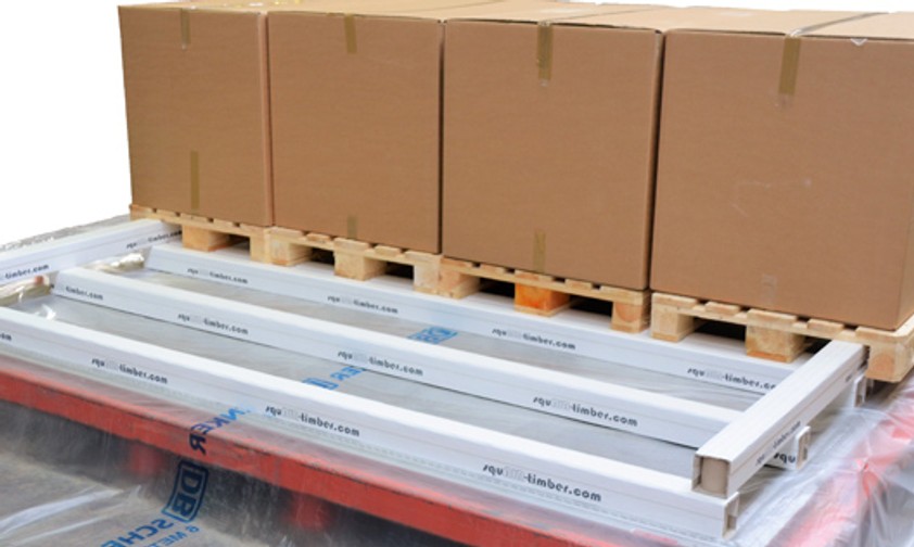 Handelsübliche Holzpaletten auf den neuartigen Kartonkufen: Am Ende wird die Fracht von oben mit einem Netz festgezurrt.