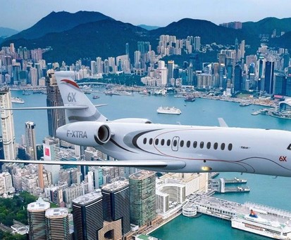 Dassault Falcon 6X: 2021 soll sie das erste Mal fliegen, im Folgejahr steht die erste Auslieferung an. Trotz Corona-Krise <a href="https://www.aerotelegraph.com/ab-anfang-2021-soll-die-falcon-6x-fliegen">kommt die Entwicklung laut Dassault gut voran</a>. 16 Passagiere können in ihr bis zu 10.000 Kilometer weit fliegen. Das <a href="https://www.aerotelegraph.com/falcon-6x-dassault-lanciert-neuen-langstrecken-businessjet">neuste Projekt des französischen Herstellers</a> ersetzt die gescheiterte Falcon 5X.