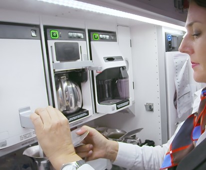 Flugbegleiterin in Bordküche von Bucher Leichtbau: Leicht, ergonomisch und stabil müssen die Einheiten sein.
