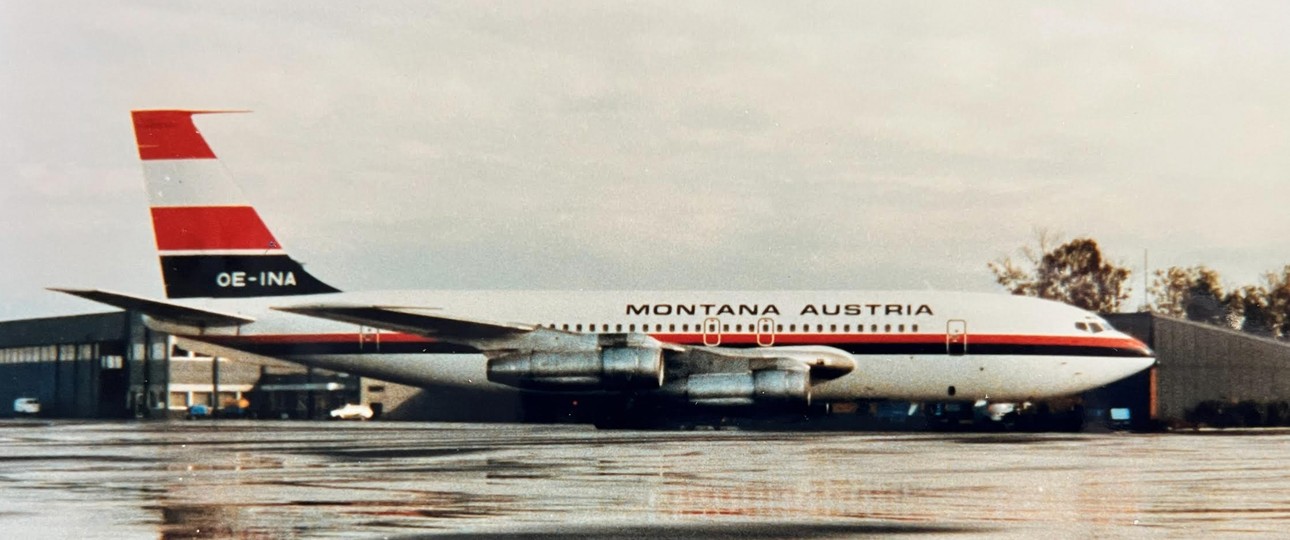 Boeing 707 von Montana Austria: Die OE-INA flog zwischen 1961 und 1975 als VH-EBJ bei der australischen Qantas und ist hier im Sommer 1980 auf einem Charter für Hapag-Lloyd nach Mallorca in Münster/Osnabrück zu sehen. 