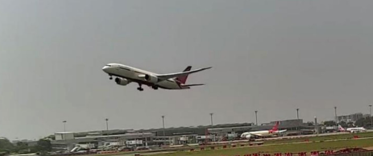 Bild einer Überwachungskamera: Zeigt die Boeing 787-8 unmittelbar vor dem Absturz.