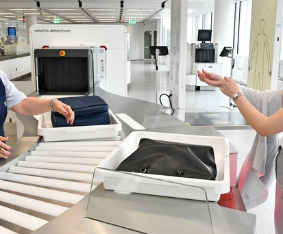 CT-Scanner am Flughafen München: Flüssigkeiten dürfen drin bleiben.