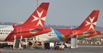 Zwei Jets von Air Malta: Das Bild zeigt die alte (hinten) und die neue Lackierung.