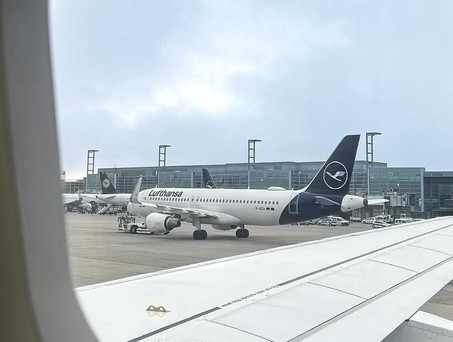 Lufthansa-Airbus A320 aus einem Flugzeug: Am 13. und 14. April fallen hunderte Flüge aus.