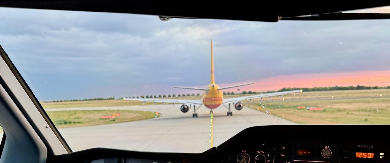 Blick aus dem Cockpit des Airbus A300: Leistungsträger in der Flotte von DHL.