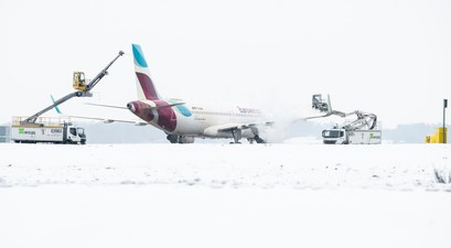 Eurowings-Airbus am BER: Das Flugzeug muss enteist werden.