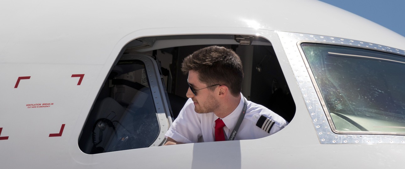 Pascal Kamm ist Pilot bei Helvetic Airways. An seinem Job genießt er mitunter auch die grandiose Aussicht.