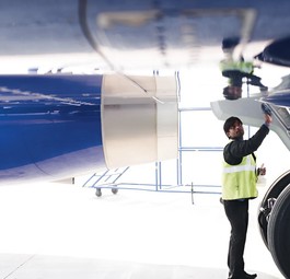 Pilot von Indigo bei der Flugzeugkontrolle: Die Airline hat viel vor.