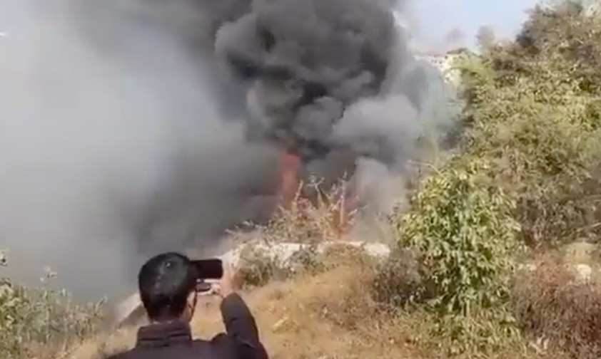 Unglücksstelle in Pokhara: Das Flugzeug stürzte in ein Flussbett.