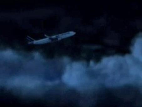 Der Pilot zieht das Flugzeug hoch: So stellte der TV-Sender France 3 die Szene nach.