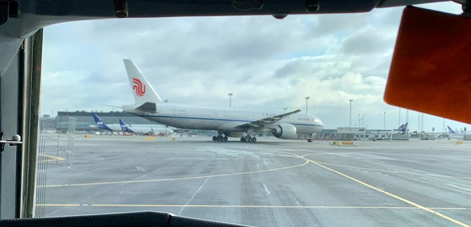 ... geht es nach Kopenhagen, wo aus dem Alsie-Express-Flieger auch größere Jets zu sehen sind.