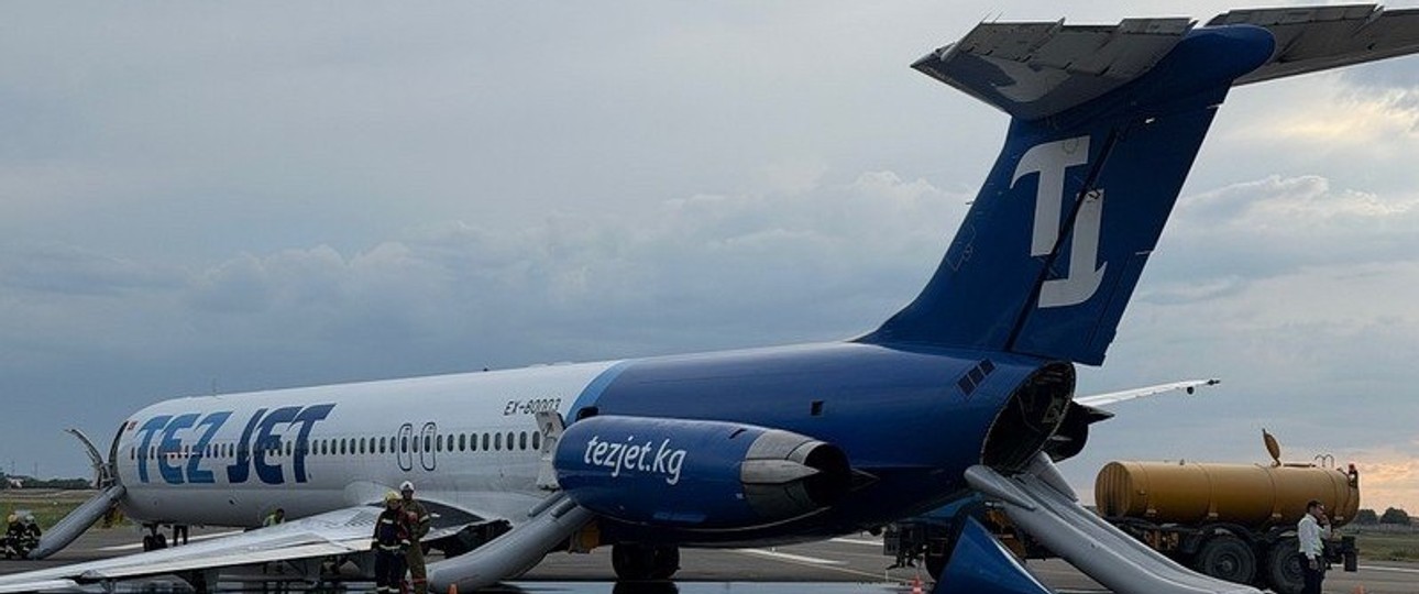 Das Flugzeug von Tez Jet liegt nach dem Fahrwerksbruch auf der linken Seite: Der Flughafen war mehrere Stunden gesperrt.